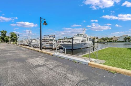 370 Stella Maris Dr, Naples FL  34114-9637 exterior