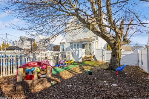 2011 Broadbridge Ave, Stratford CT  06614-4770 exterior