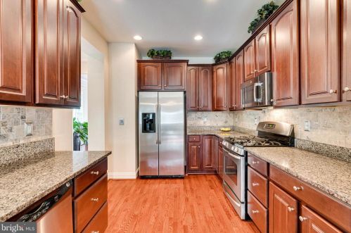 6857 Hartzell Hill Ln, Haymarket VA  20169-4944 exterior