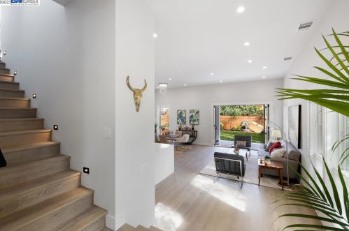 5926 Dover St, Oakland CA  94609-1426 exterior