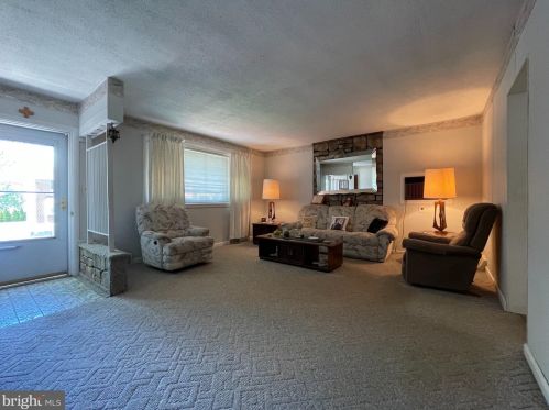 902 Cooke Ln, Norristown, PA 19401-4137
