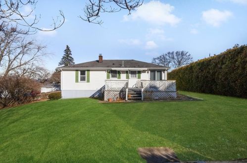 59 Grinnell Ave, Tiverton RI  02878-1901 exterior