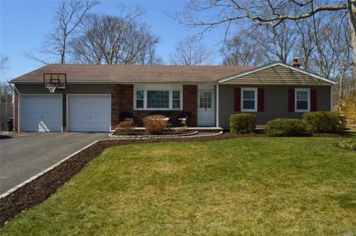 60 Washington Ave, Holtsville, NY 11742-1048