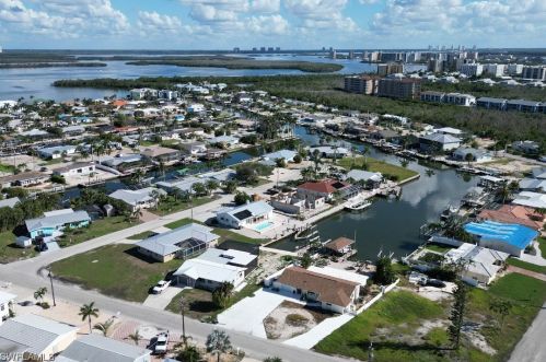 120 Albatross St, Fort Myers Beach FL  33931-4501 exterior