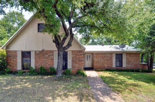 700 Stewart St, Azle, TX 76020-2650