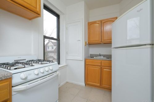 43 Calton Rd, New Rochelle NY  10804-4039 exterior