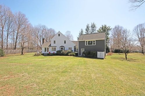 26 Oak Knoll Rd, Ridgefield CT  06877-4334 exterior