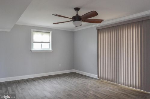 4 Guenever Dr, New Castle DE  19720-2923 exterior