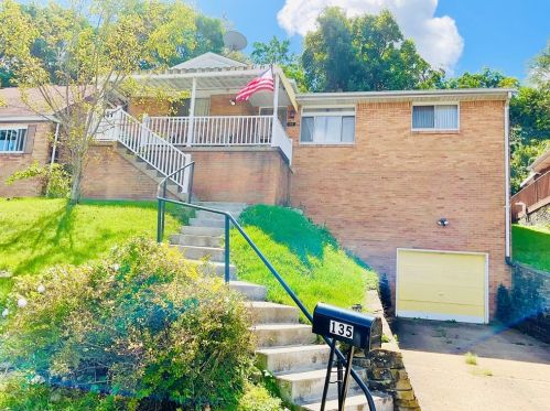 135 Clubvue Dr, Pittsburgh, PA 15122-1923