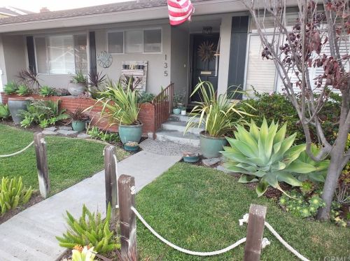 135 6th St, Seal Beach, CA 90740-6132