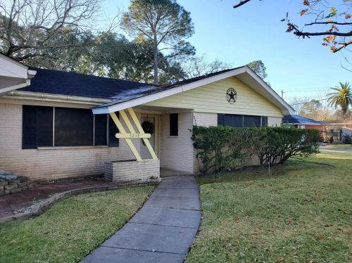 3219 Regal Oaks Dr, Pearland, TX 77581-6411