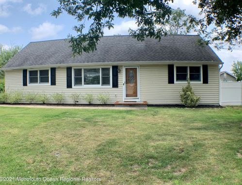 359 Essex Dr, Bricktown, NJ 08723-5940