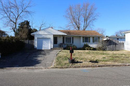 31 Van Buren Ave, South Setauket, NY 11720-3223