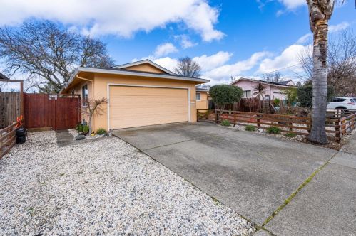 2715 Aztec St, Santa Rosa, CA 95403-3272