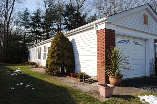 537 Stratford Ln, Panamoka, NY 11961-2038