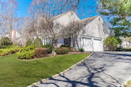 7 Maureen Dr, Mount Sinai, NY 11766-1850