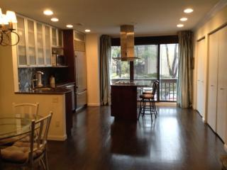 9 Clubside Dr, Woodsburgh, NY 11598-1363