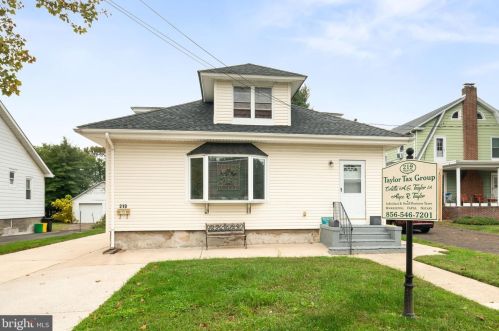 219 Trenton Ave, Barrington, NJ 08007-1144