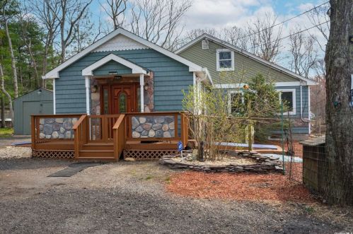 45 Giant Oak Rd, Panamoka, NY 11961-2615