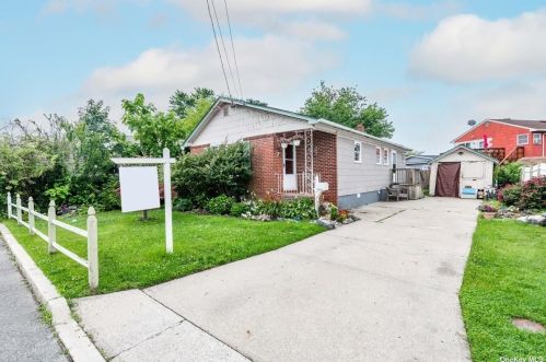 755 Hancock Pl, North Lindenhurst NY  11757-6904 exterior