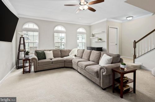 7093 Kona Dr, Gainesville, VA 20155-3325