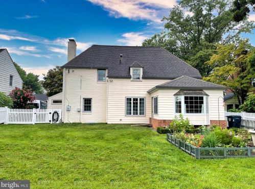 121 Sunset Dr, Wilmington, DE 19809-2018
