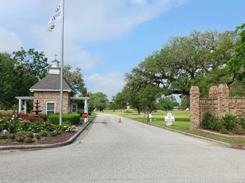 308 Woodhaven Dr, West Columbia, TX 77486-9668