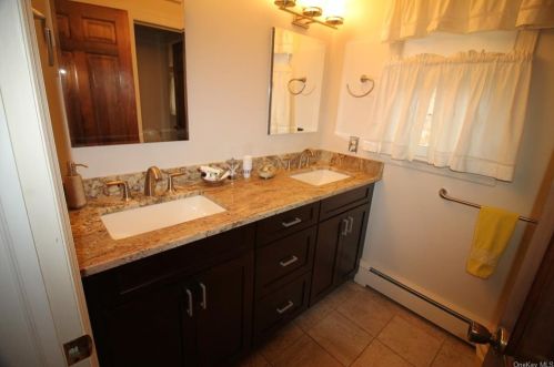 7 Meadowview Dr, Poughkeepsie NY 12603-5505 exterior