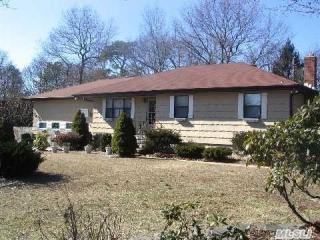 134 Madison St, Manor Park, NY 11950-4605