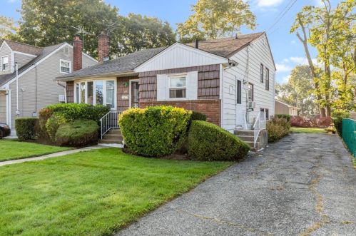 30 Cumberland Ave, Roosevelt, NY 11575-2435