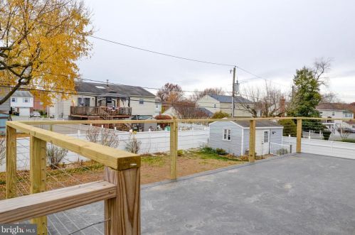 4 Guenever Dr, New Castle DE  19720-2923 exterior