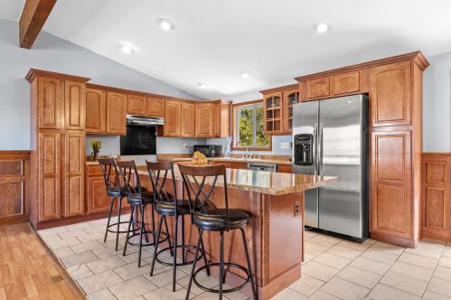 937 Cherry Hill Dr, Cleveland, WI 53015-1541