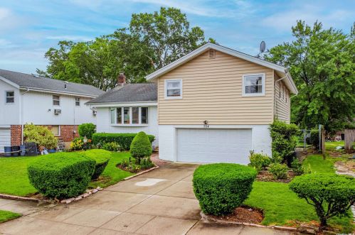 554 Meryl Dr, Westbury, NY 11590-5312