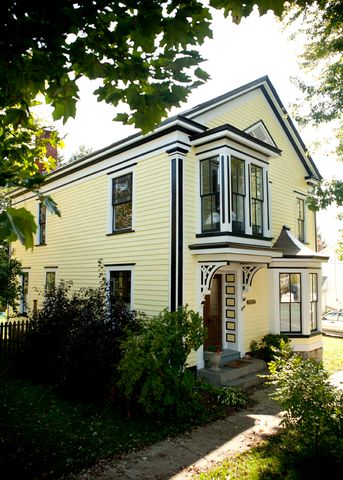 21 Water St, Potash Point, VT 05491-1241