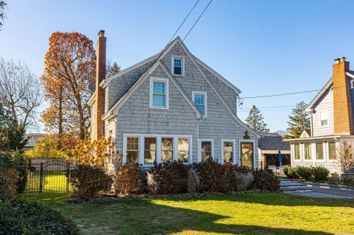 30 Hemlock Ln, Bayshore, NY 11706-7811