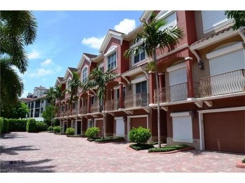 9207 Vanderbilt Dr, Naples FL  34108-2399 exterior