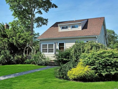 359 Plymouth Ave, Brightwaters, NY 11718-1415