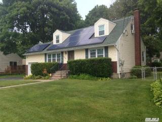 320 Erie Ave, North Lindenhurst, NY 11757-3824
