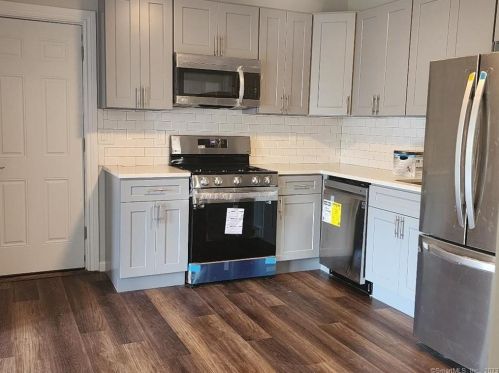25 Wall St, Huntington CT  06484-3031 exterior