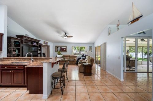 107 Hawthorne Cir, Fort Pierce FL 34953-3524 exterior