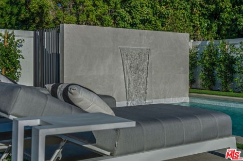12600 Emelita St, North Hollywood CA  91607-1017 exterior
