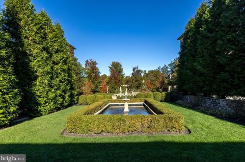 122 Cornerstone Dr, Newtown Square PA  19073-4048 exterior