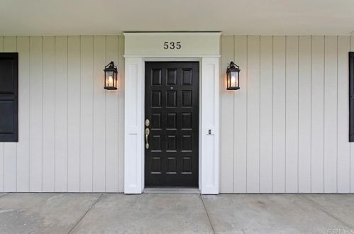 535 Beaumont Dr, Vista, CA 92084-6323