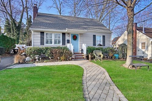 8 Davis Ln, Tinton Falls, NJ 07701-5563