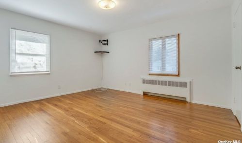 516 Greene Ave, North Lindenhurst NY  11757-3449 exterior