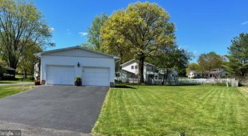 230 Eisenhower Dr, Molino PA  17961-1611 exterior