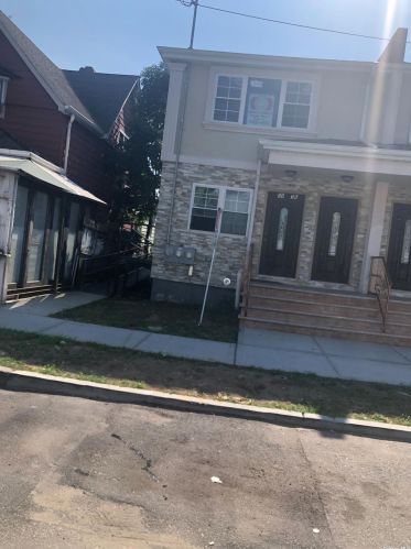 10476 165th St, Jamaica, NY 11433-2103