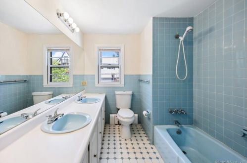 5 Van Buren Cir, Stamford CT  06906-2421 exterior