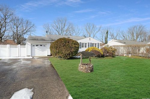 39 Hunter Ln, South Setauket, NY 11720-2519