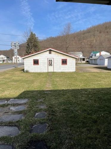 180 Morris St, Clymer, PA 15728-1258